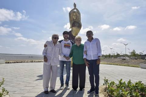Estatua de Shakira fue develada en Barranquilla, el mismo día del cumpleaños de su madre: ‘Me siento honrada y conmovida por este increíble reconocimiento’