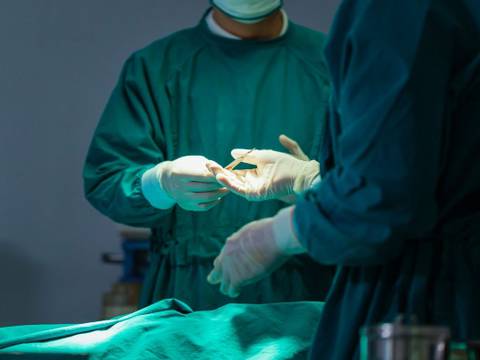 Seis meses de prisión para nutricionista que se hacía pasar por cirujano en Riobamba