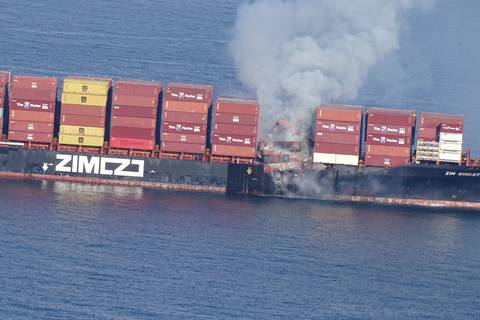 Barco de carga se incendia y desprende gases tóxicos en el Pacífico de Canadá 