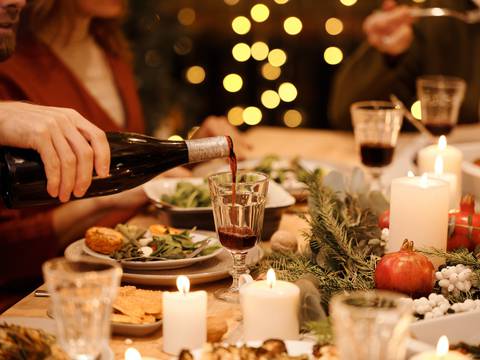 Cómo aliviar la resaca navideña y qué comer este 25 de diciembre para eliminar el malestar estomacal