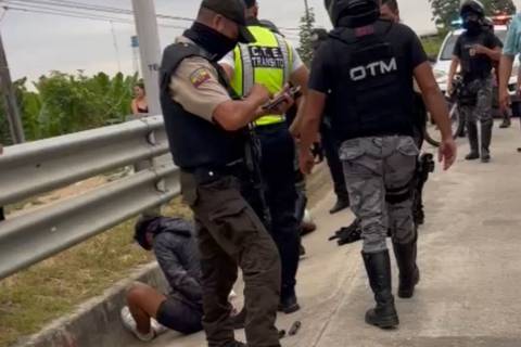 Policía se enfrentó a antisociales y frustró robo en un bus en Machala