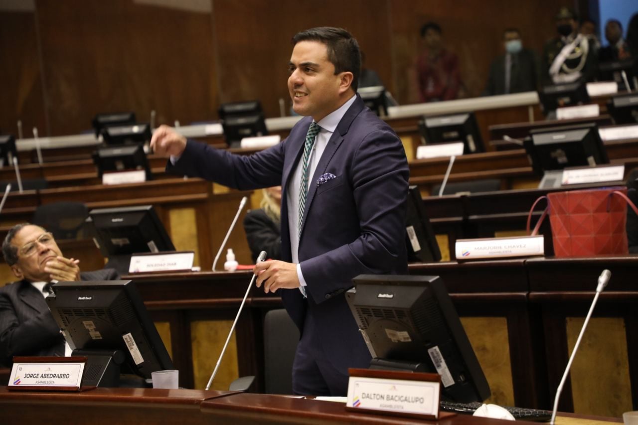 Bancadas de UNES y el PSC lograron poner en debate informe que recomienda destitución de Guadalupe Llori de la presidencia de la Asamblea Nacional
