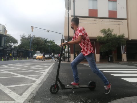 Crece el uso de motos eléctricas y scooters en Guayaquil, ¿hace falta una regulación para evitar accidentes?