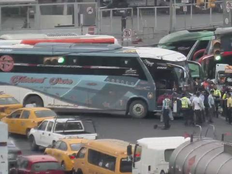 Agente de tránsito fue atropellado por bus interprovincial en exteriores de terminal terrestre de Guayaquil