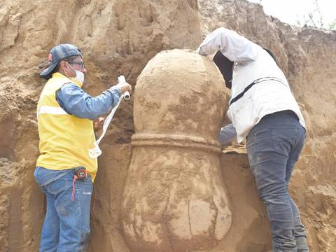 Encuentran urna funeraria doble de cultura prehispánica en recinto de Vinces