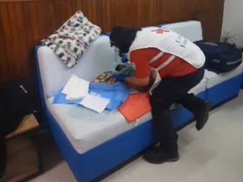 Una bebé fue encontrada con vida en un contenedor de basura, en Quito