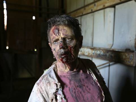 Una mujer consigue el trabajo de sus sueños a los 68 años: ser una zombie en ‘The Walking Dead’