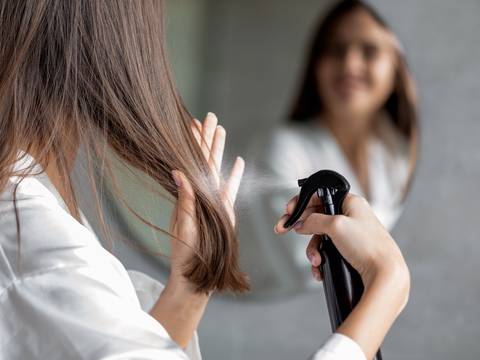 La mezcla de calor y productos para estilizar el cabello contamina el aire de la casa y puede tener efectos en la salud general