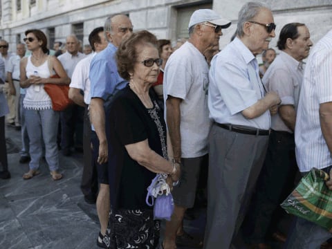 Grecia emite un bono de deuda a siete años por primera vez desde 2010