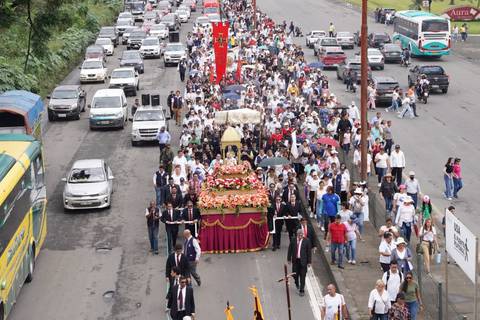 Misa y procesión en parroquia San Alberto Magno, en La Aurora, por fiesta de Corpus Christi 