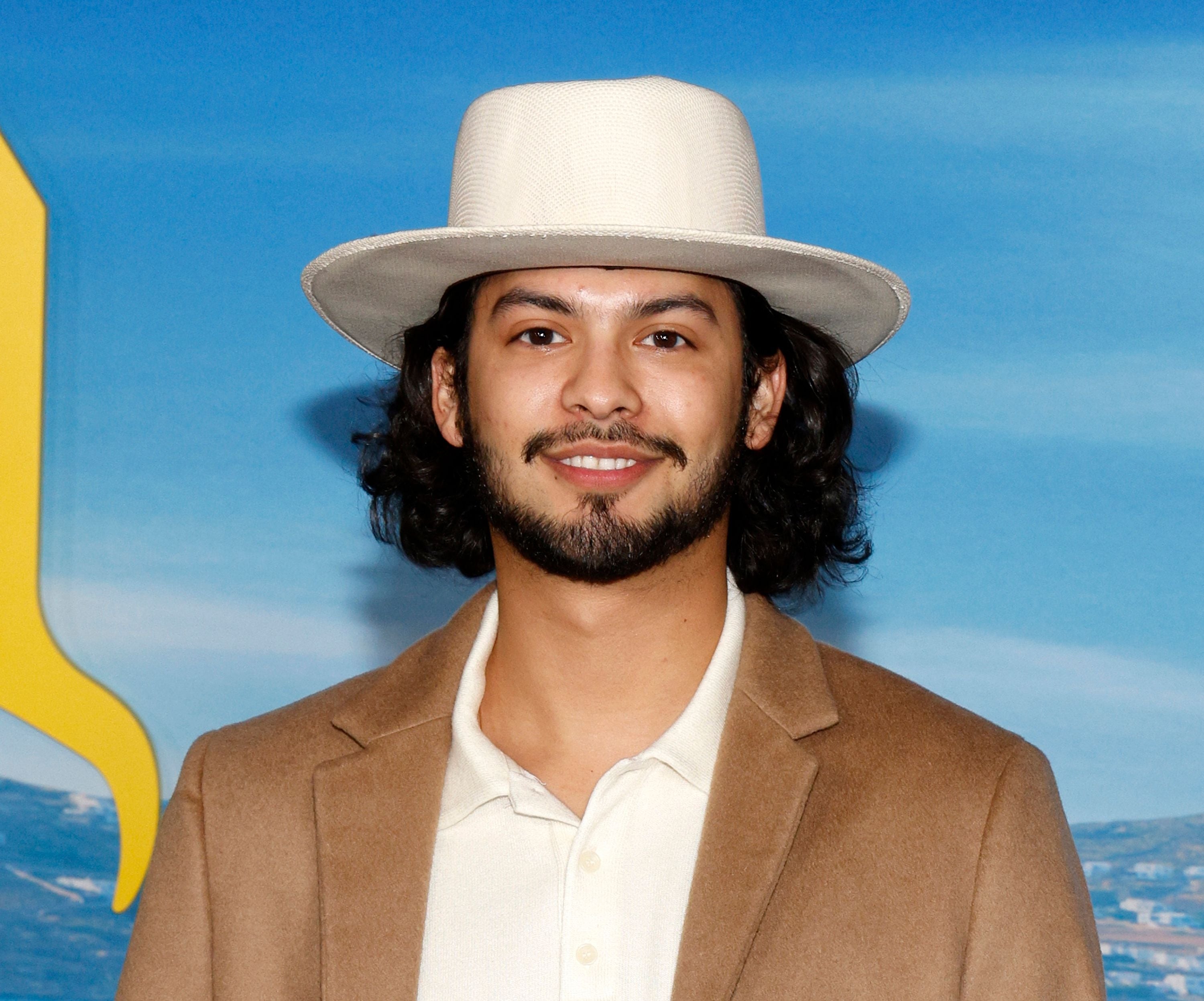 Quién es Xolo Maridueña, la estrella con sangre ecuatoriana de ‘Cobra Kai’ y ahora el superhéroe Blue Beetle en la nueva película de DC