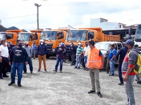 Trabajadores del Municipio de Loja paralizaron sus actividades en protesta ante falta de pago