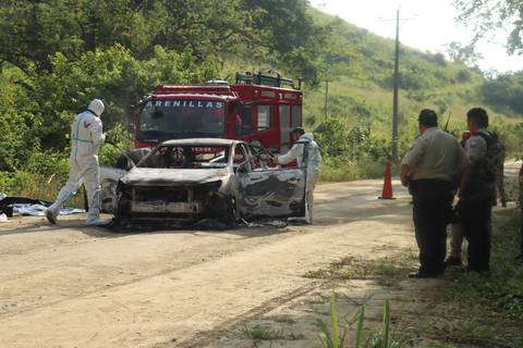 Hallan dos cuerpos calcinados dentro de vehículo abandonado en Arenillas