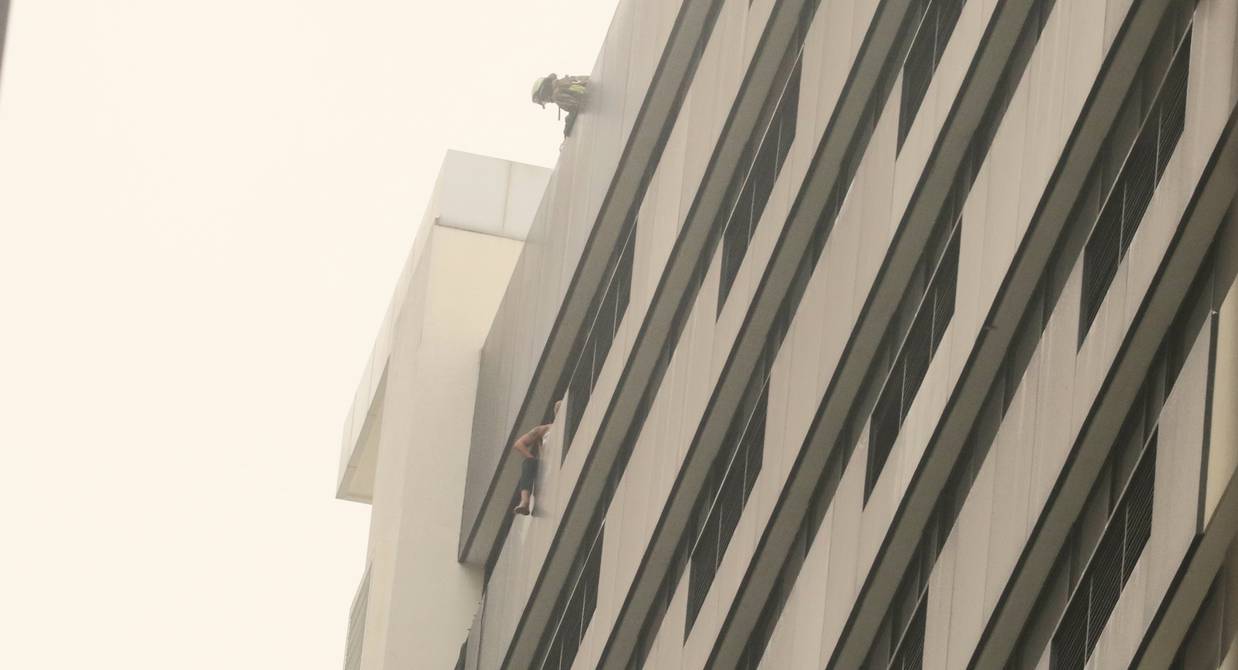 Hombre se lanzó desde el piso 17 de un edificio y llamó a su hija para despedirse 