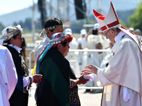 El papa Francisco trata dictadura en Chile; ataque mapuche sigue