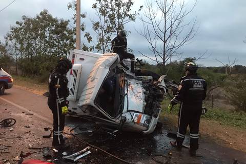 Choque entre una camioneta y un camión se registró este martes 12 en vía de Guayas