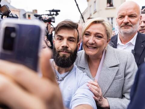 Marine Le Pen suaviza su polémica propuesta de prohibir el velo islámico en la calle