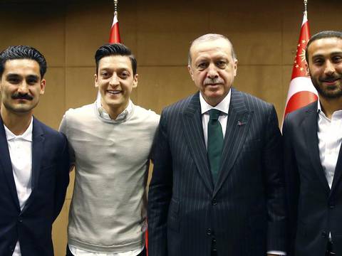 Özil rompió su silencio por su foto con el presidente turco Erdogan