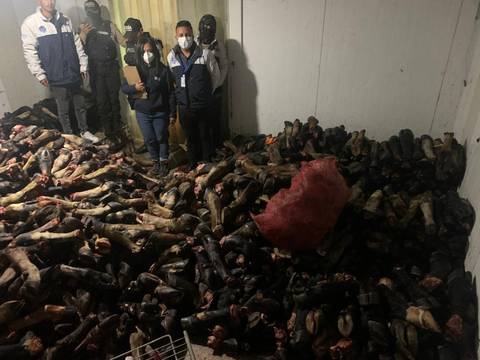 Decomisan seis toneladas de carne de cerdo y 1.500 patas de res en un camal clandestino en Quito