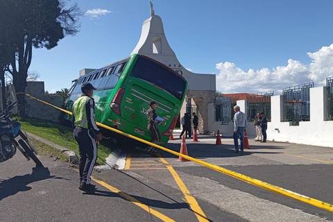 Nueve heridos en colisión de bus contra la entrada de un camposanto, en el norte de Quito