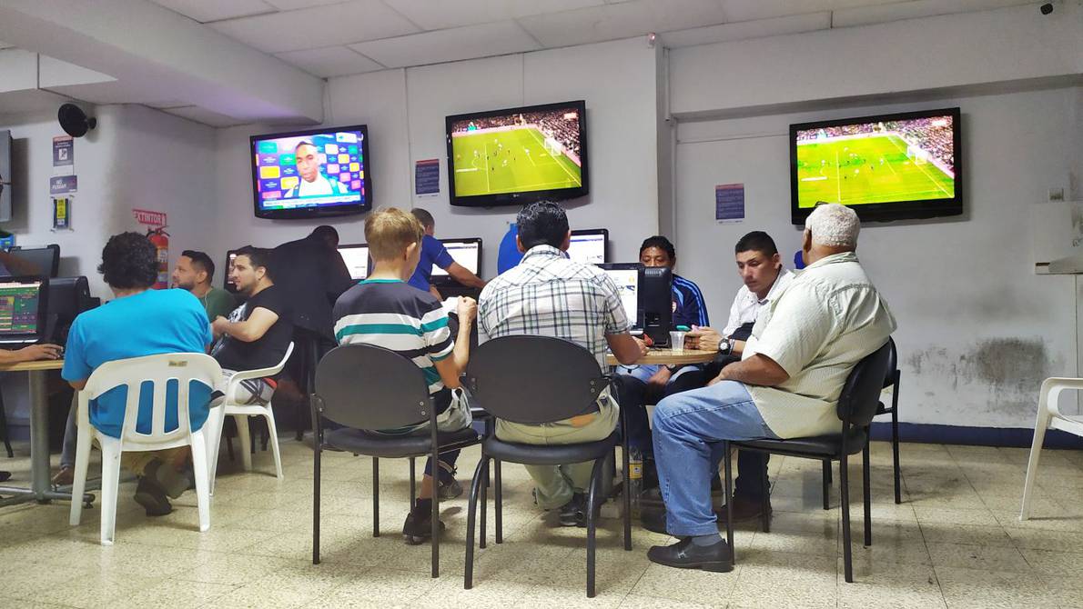 Apuestas deportivas en línea ganan auge en Ecuador sin que estén reguladas  por la ley | Informes | Noticias | El Universo