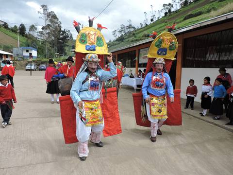 Comunidad y unidad educativa se unen para rescatar las tradiciones en Ambato