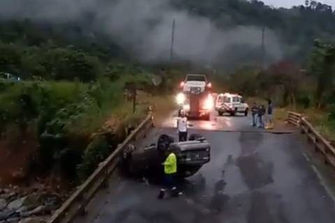 Un vehículo se volcó en puente colapsado en el km 82 de vía Alóag-Santo Domingo