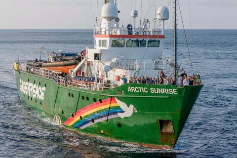 Buque de Greenpeace recorre Galápagos para documentar acciones de protección y realizar estudios