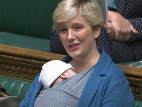Prohibidos los bebés en el Parlamento: la polémica reprimenda en Reino Unido a una diputada que debatía con su hijo en brazos