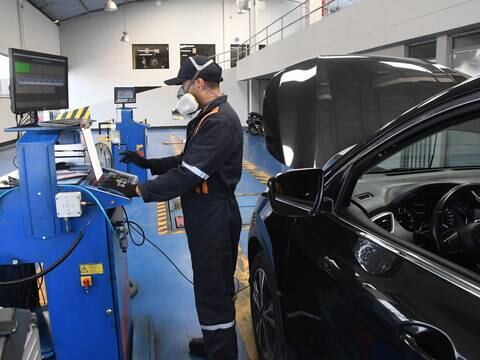 Más de 1.600 vehículos realizaron la revisión vehicular en Quito en el primer día habilitado