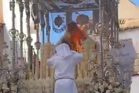 ¡Desesperación en Málaga! Se incendia la Virgen del Rocío tras caer una vela en el manto que dañó parte de la imagen en plena procesión del Domingo de Ramos