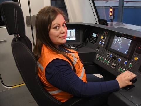 Doris Simbaña es la mujer que operará el primer viaje comercial del Metro de Quito