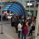 Viajeros afectados de Equair hacen  filas en el aeropuerto de Guayaquil y oficinas de aerolíneas para reprogramar vuelos