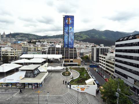 El solitario mural azul de $ 480.000 que intenta recuperar una zona descuidada de Quito