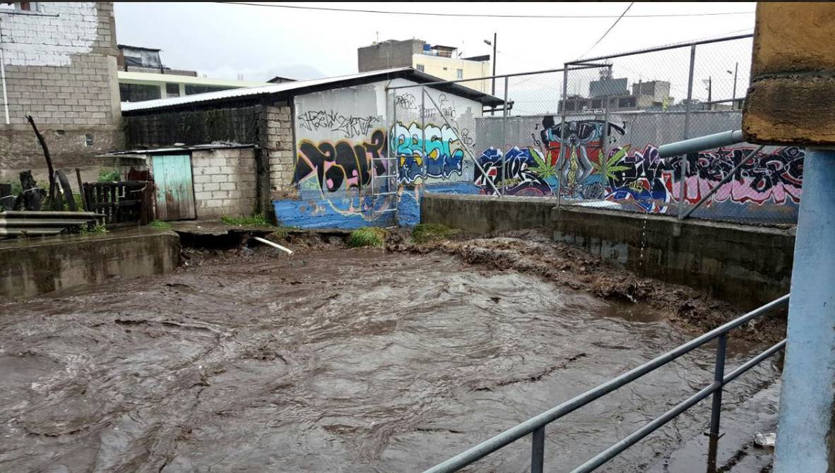 Quebrada se desborda por lluvias al sur de Quito y afecta a escuela |  Ecuador | Noticias | El Universo