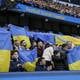 Estadios con los colores de la bandera de Ucrania, llamados a la paz, destacan como actividad deportiva en el mundo
