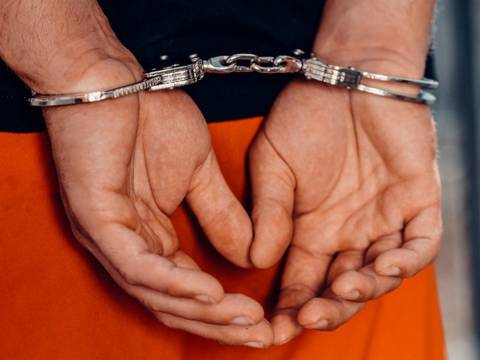 Dos exagentes sentenciados a 3 años por someter a torturas físicas a detenida