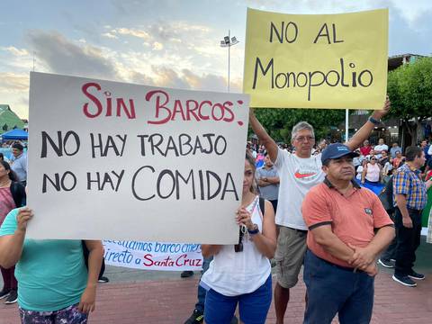 Habitantes de Galápagos marcharon para exigir solución inmediata ante escasez de alimentos y productos básicos: ‘No hay víveres y nos maltratan por un tanque de gas’