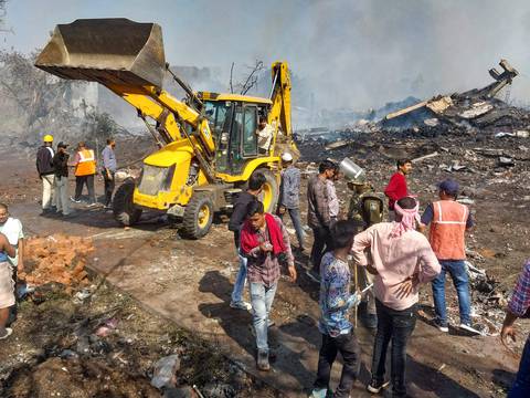 Al menos ocho muertos y 80 heridos en India cuando una fábrica de fuegos artificiales explota en una enorme bola de fuego
