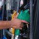 Gasolina súper vuelve a bajar por tercer mes consecutivo y se coloca en un precio sugerido de $ 4,27