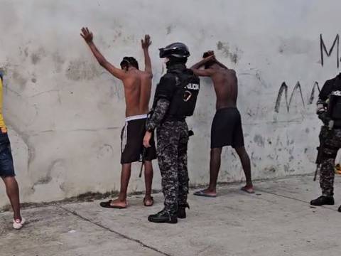 Operativo antiterrorista en el Guasmo sur: Policía detuvo a varias personas con armas y droga en allanamientos  