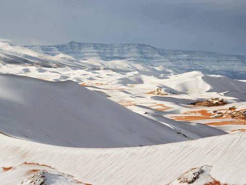La nieve cubre el desierto del Sahara