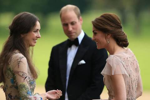 Con vestido vintage y zapatos de la marca favorita de Kate: así lució la supuesta amante del príncipe William en la coronación del rey Carlos III