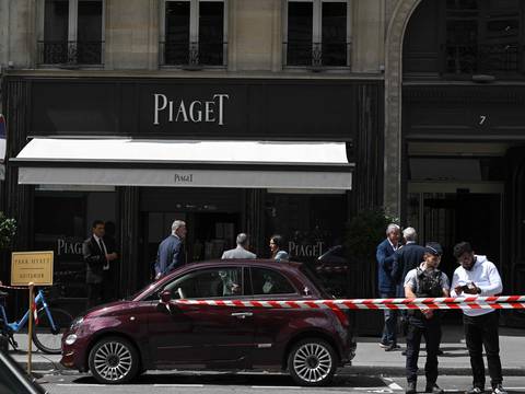Ladrones se llevan más de 10 millones de dólares en joyas tras robo a mano armada de la joyería Piaget en el centro de París