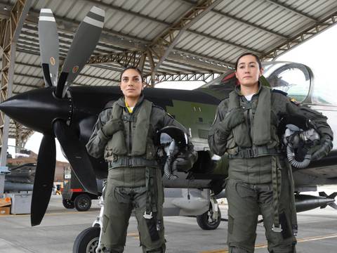 María y Jazmín, primeras pilotos de guerra en Ecuador