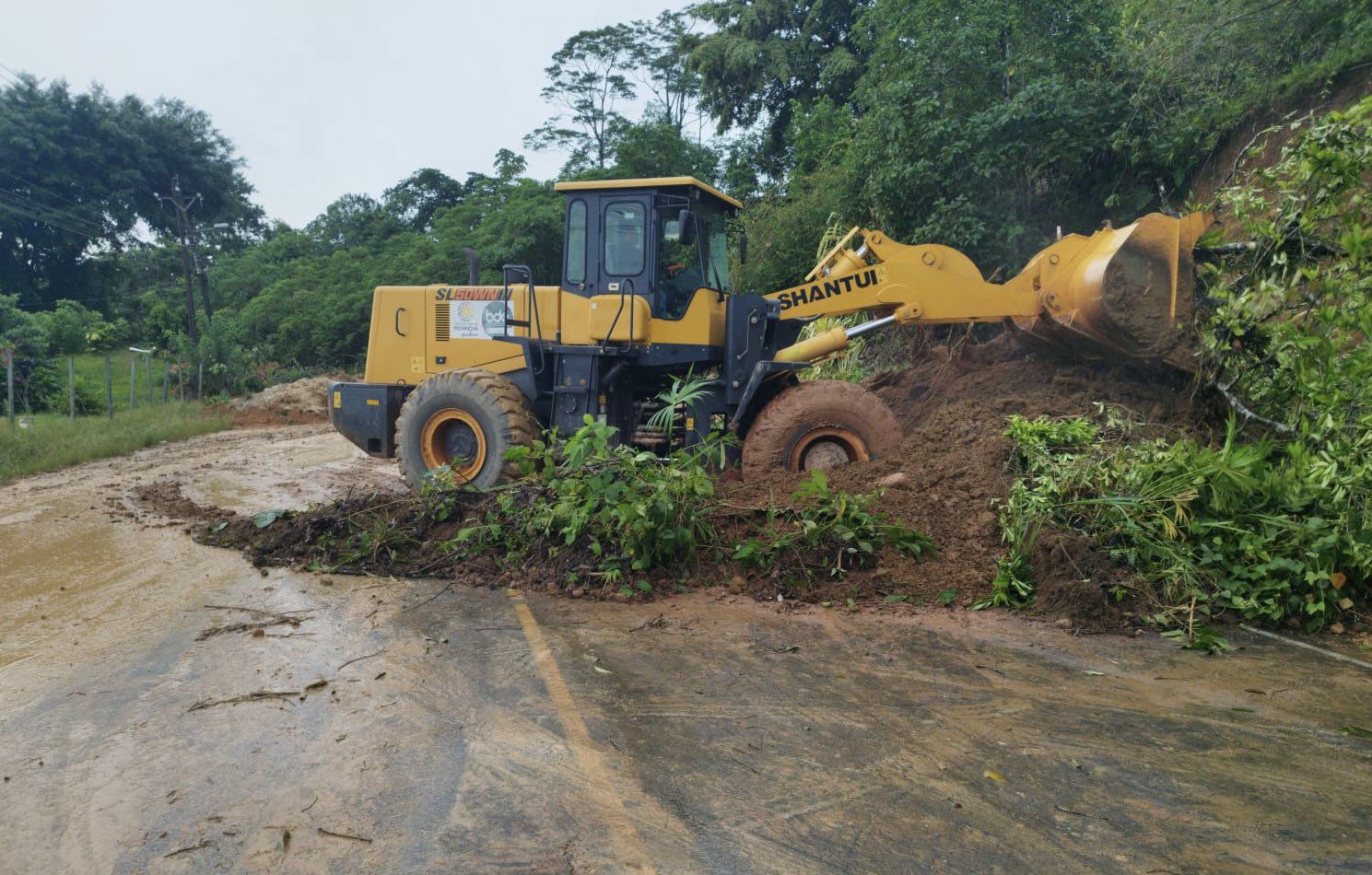 Vías de Esmeraldas y Pichincha con complicaciones por las intensas lluvias registradas este fin de semana