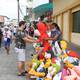 Calle 6 de Marzo tiene alta demanda de usuarios que buscan un monigote este viernes 31 de diciembre