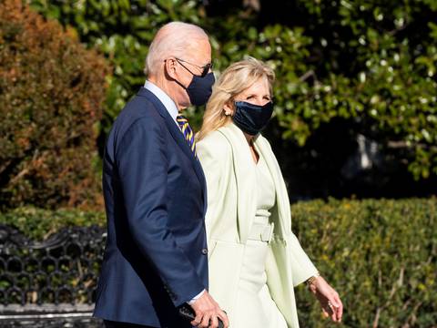 Joe Biden y su esposa, Jill Biden, instan a los estadounidenses a vacunarse contra el COVID-19 en su mensaje de Pascuas