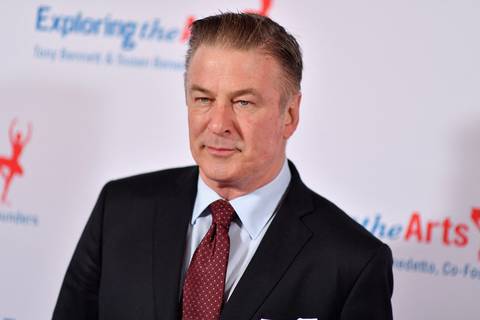 Alec Baldwin no completó el entrenamiento para uso de armas en el set, dicen sus acusadores