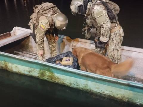 Incautan dos sacos con 24 kilos de droga en una canoa cerca del puerto de Limones, en el norte de Esmeraldas 
